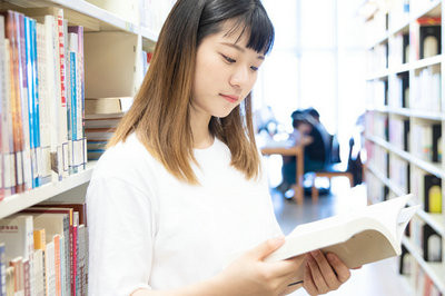 国外学历报考2021年上海财经大学在职研究生容易通过吗？