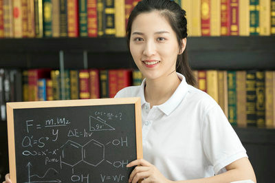中国人民大学在职课程培训班和全日制研究生，哪个实用一些？