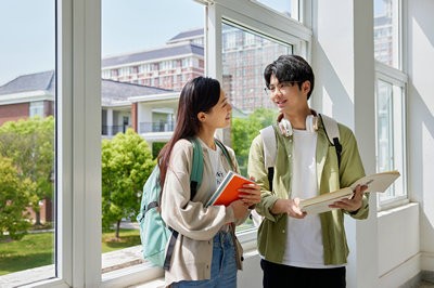报考北京语言大学在职研究生对年龄有限制吗？