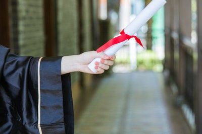 本届的应届生能够报考中央财经大学在职研究生吗？