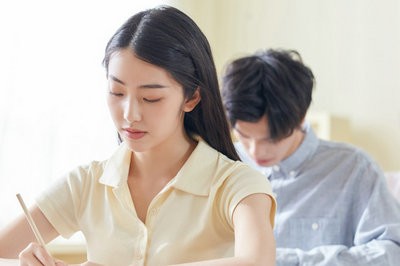 报考中国人民大学在职课程培训班考试容易通过吗？