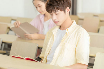 报考中国人民大学在职课程培训班是怎么进行考试的？