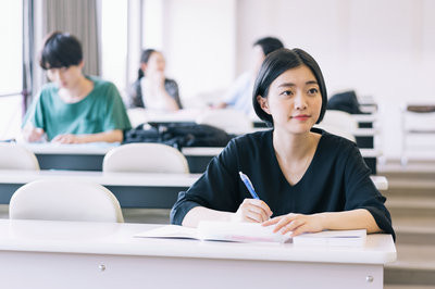 报考广州中医药大学在职研究生可以边工作边上学吗？
