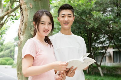 报考北京第二外国语学院在职研究生考试考英语吗？