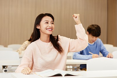 2023年重庆在职研究生学费是多少，好考吗？